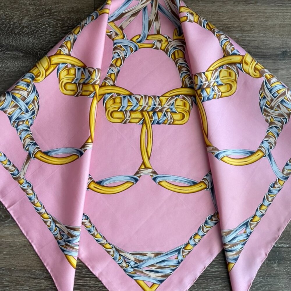 New Gucci Scarf Iconic Logo Gold Chain Barbie Pink Silk Wrap